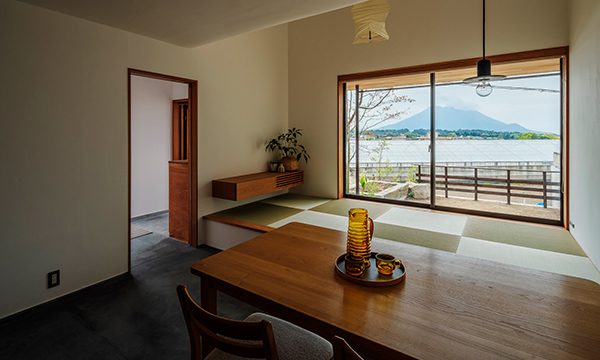 桜島を臨む土間と畳の家